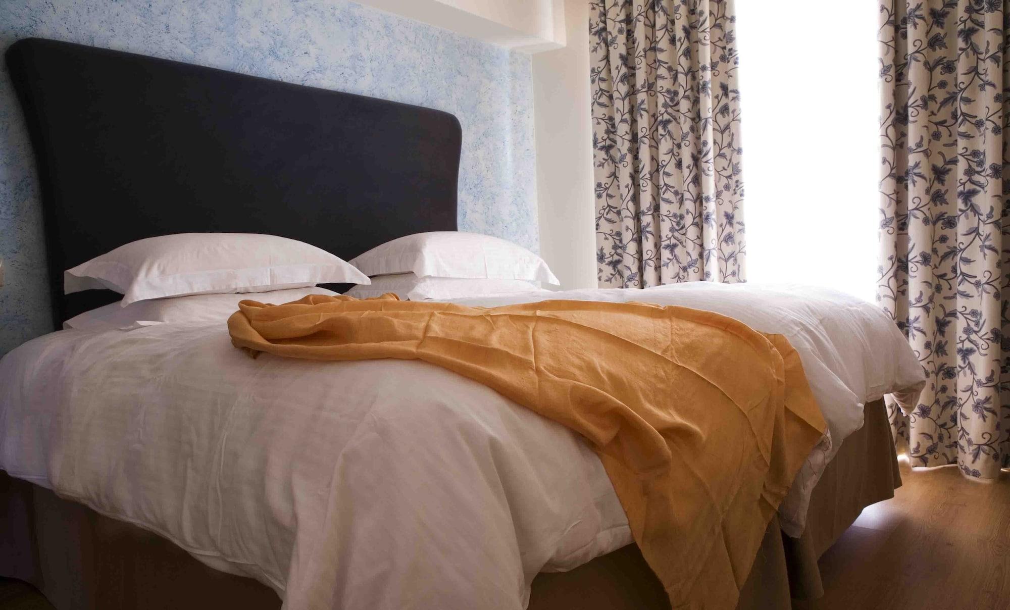 Valis Resort Hotel Volos Exterior photo A bed with a throw